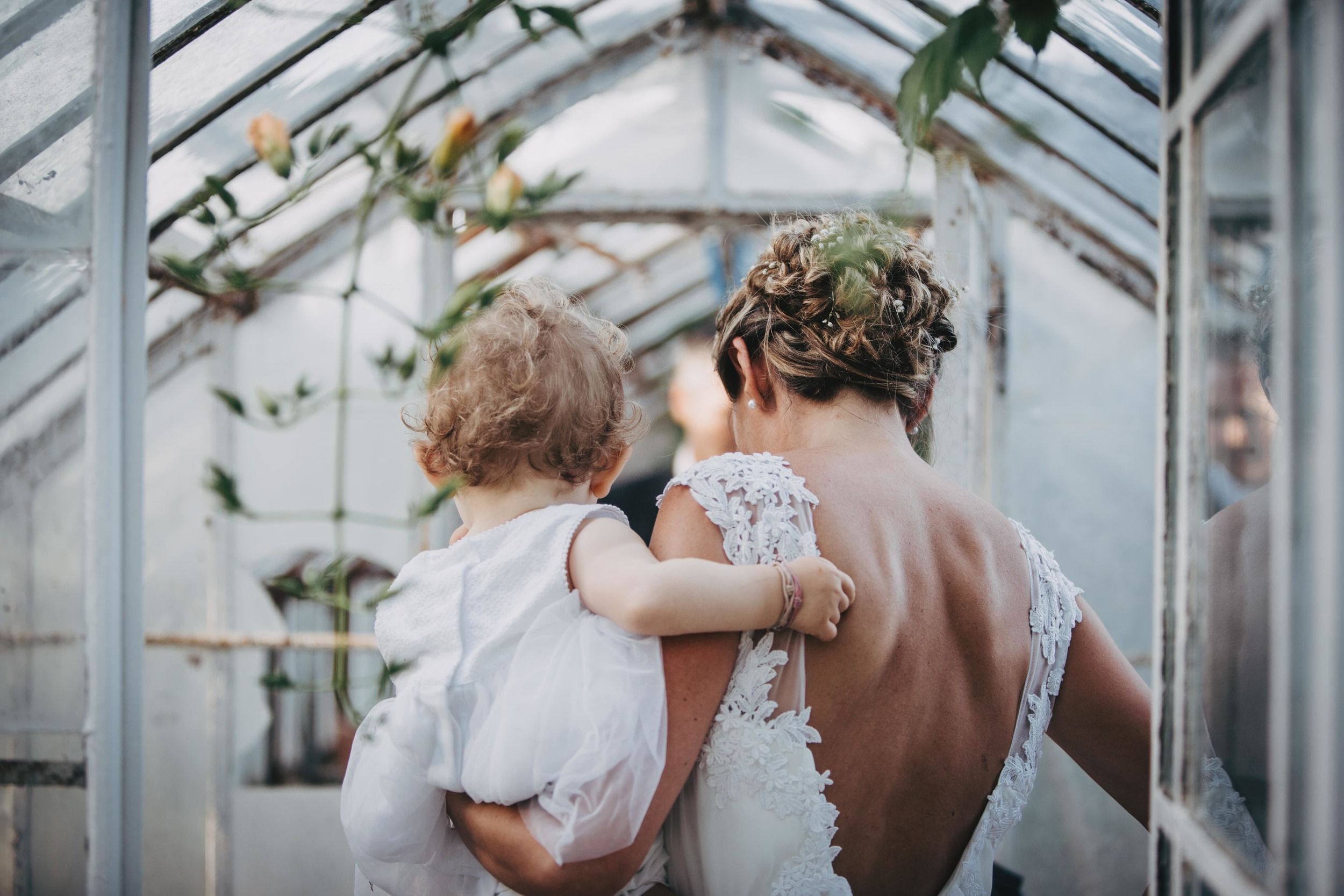 Photo-mariage-besiers-couple-famille-photographe-aline-ruze Photo d'une mariée qui porte son enfant par aline Ruzé photographe à Montpellier