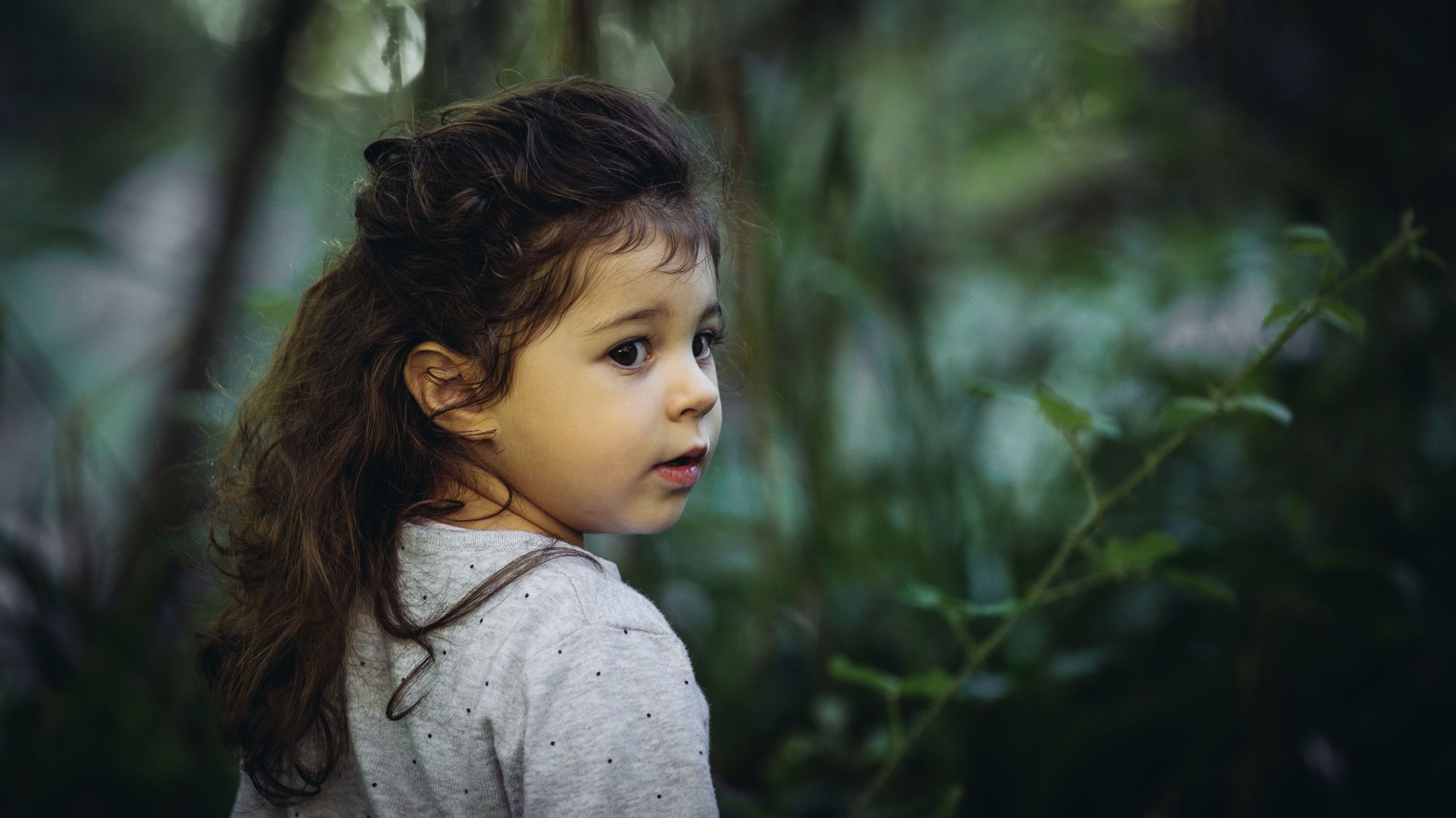 Photographe-enfant-famille-montpellier-aline-ruze-1 Photo d'une enfant dans un espace vert par Aline ruze photographe Montpellier